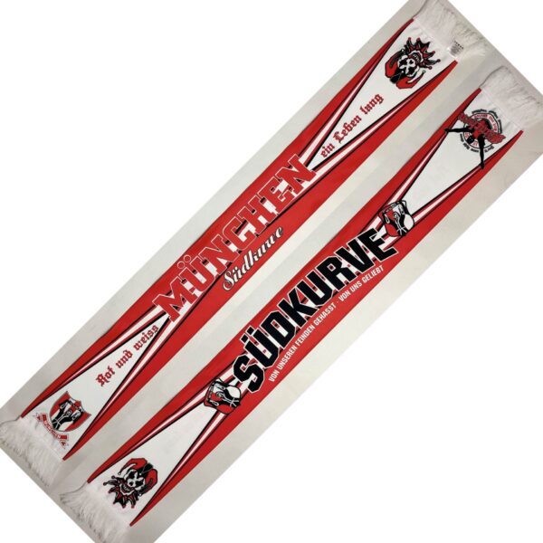 Südkurve München Schal Bedruckter Poly-Schal mit zwei verschiedenen Motivseiten. Seite 1: Südkurve München - rot und weiss ein Leben lang Seite 2: Südkurve - von unseren Feinden gehasst von uns geliebt Material Südkurve München Schal: 100% Polyester Größe: 140 x 16 cm Der Südkurve München Schal war bisher nur an unserem Fanshop im U-Bahnhof Fröttmaning bei Heimspielen des FC Bayern München erhältlich. Ab jetzt gibt es diesen Schal für Euch auch in unserem Online-Shop. Wenn Ihr diesen Schal bestellen solltet, haltet ihn (sowie auch Euere anderen roten Fanartikel) immer in Ehren! Dieser Schal ist mit viel Leidenschaft und Herzblut von unserem Fan-Point Team entworfen worden und hält von seiner Qualität her ewig. Einige von uns sind schon seit 1972 oder länger dabei, andere noch nicht so lange, oder manche erst relativ neu, aber alle sind rot bis unters Dach. Die ersten eigenen Fanartikel stellten wir damals im Olympiastadion her und 1994 haben wir dann unseren ersten Verkaufsstand am Oly gehabt. Für uns gilt es also wirklich "rot und weiss - ein Leben lang". Wir versuchen ständig zusammen mit unseren Produzenten die Qualität und die Designs zu verbessern. Das herstellen von rot-weissen Fanartikeln für uns nicht einfach ein Beruf, "nein" es ist eine Berufung und unsere größte Freude ist, wenn sie Euch gefallen.