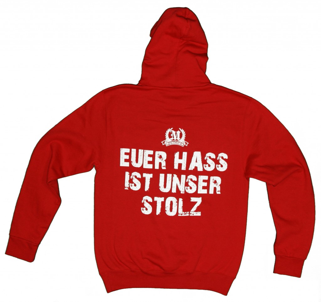 Kapuzen Pullover "München Euer Hass ist unser Stolz" in rot Kapuzen Pullover "München Euer Hass ist unser Stolz" in rot. Der Klassiker unter den München-Hoodies. Doppelseitig bedruckt. Beste Qualität. Material: 80% Baumwolle 20% Polyerster Der Kapuzen Pullover München Euer Hass ist unser Stolz war bisher nur an unserem Fanshop im U-Bahnhof Fröttmaning bei Heimspielen des FC Bayern München erhältlich. Ab jetzt gibt es diesen Pullover für Euch auch in unserem Online-Shop. Wenn Ihr diesen Pullover bestellen solltet, haltet es (sowie auch Euere anderen roten Fanartikel) immer in Ehren! Dieses SweatShirt ist mit viel Leidenschaft und Herzblut von unserem Fan-Point Team entworfen worden und hält von seiner Qualität her ewig. Einige von uns sind schon seit 1972 oder länger dabei, andere noch nicht so lange, oder manche erst relativ neu, aber alle sind rot bis unters Dach. Die ersten eigenen Fanartikel stellten wir damals im Olympiastadion her und 1994 haben wir dann unseren ersten Verkaufsstand am Oly gehabt. Für uns gilt es also wirklich ”rot und weiss – ein Leben lang”. Wir versuchen ständig zusammen mit unseren Produzenten die Qualität und die Designs zu verbessern. Das herstellen von rot-weissen Fanartikeln für uns nicht einfach ein Beruf, "nein" es ist eine Berufung und unsere größte Freude ist, wenn sie Euch gefallen. Euer Fan Point Team.