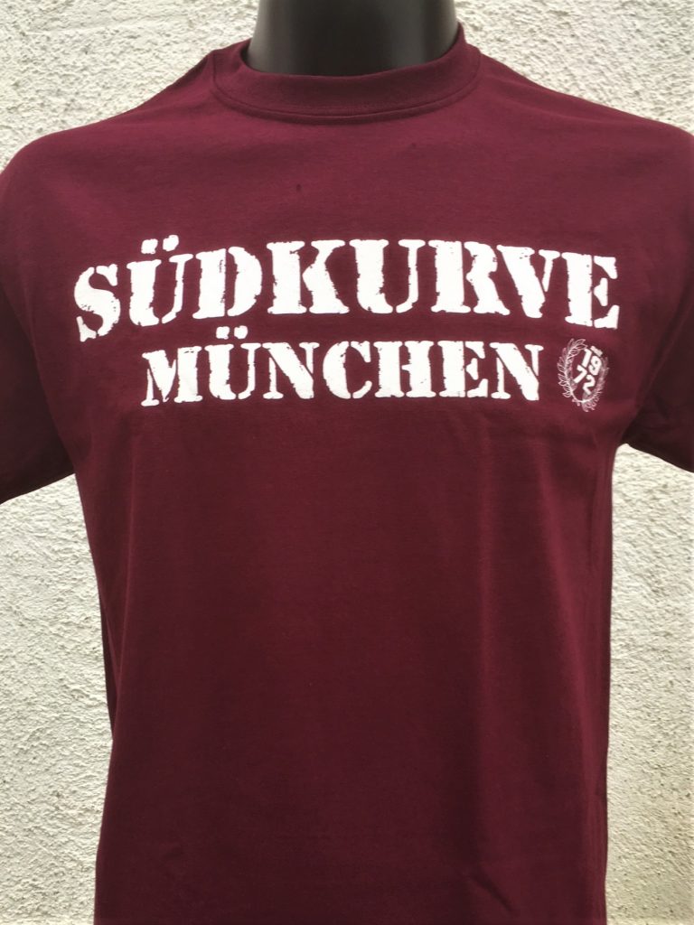 T-Shirt Südkurve in bordeauxrot Auf das neue T-Shirt Südkurve in bordeauxrot bekommt Ihr gleich mal 20% Rabatt. Material: 100 % Cotton/Baumwolle