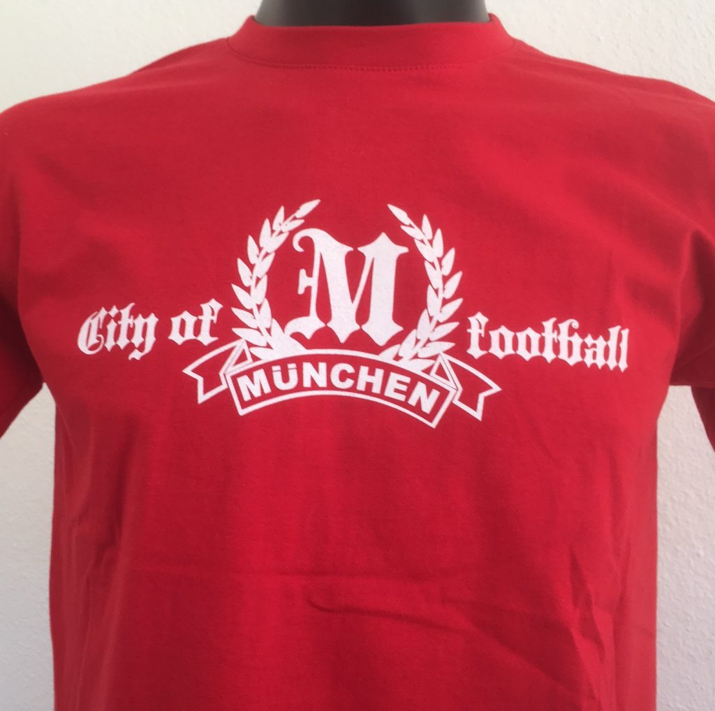 T-Shirt "Euer Hass ist unser Stolz"Rotes Kult T-Shirt "München -  Euer Hass ist unser Stolz" mit zwei Motivseiten.Der Klassiker unter den München Fan-Shirts.Material: 100% Cotton/BaumwolleDas T-Shirt "Euer Hass ist unser Stolz" war bisher nur an unserem Fanshop im U-Bahnhof Fröttmaning bei Heimspielen des FC Bayern München erhältlich. Ab jetzt gibt es diesen München Fanartikel für Euch auch in unserem Online-Shop. Wenn Ihr dieses T-Shirt bestellen solltet, haltet es (sowie auch Euere anderen roten Fansachen) immer in Ehren! Dieser Fanartikel ist mit viel Leidenschaft und Herzblut von unserem Fan-Point Team entworfen worden und hält von seiner Qualität her ewig. Einige von uns sind schon seit 1972 oder länger dabei, andere noch nicht so lange, oder manche erst relativ neu, aber alle sind rot bis unters Dach. Die ersten eigenen Fanartikel stellten wir  damals im Olympiastadion her und 1994 haben wir dann unseren ersten Verkaufsstand am Oly gehabt. Für uns gilt es also wirklich ”rot und weiss – ein Leben lang”. Wir versuchen ständig zusammen mit unseren Produzenten die Qualität und die Designs zu verbessern. Das herstellen von rot-weissen Fanartikeln für uns nicht einfach ein Beruf, "nein" es ist eine Berufung und unsere größte Freude ist, wenn sie Euch gefallen.Euer Fan Point Team.* München T-Shirt "Euer Hass ist unser Stolz"