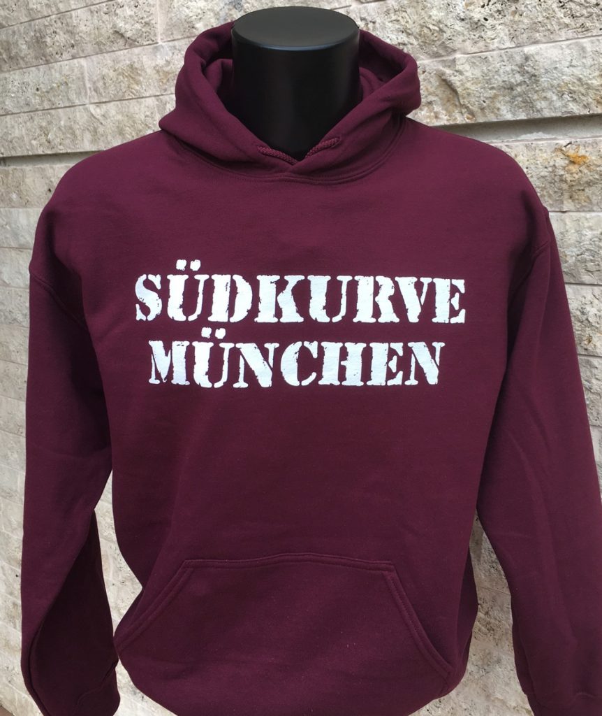 Hoodie "Südkurve München"Unser neuer Hoodie Südkurve München ist in den Größen S bis XXL erhältlich.Marteial : 50% Cotton/Baumwolle, 50% PolyesterDer Hoodie Südkurve München  war bisher nur an unserem Fanshop im U-Bahnhof Fröttmaning bei Heimspielen des FC Bayern München erhältlich. Ab jetzt gibt es dieses SweatShirt für Euch auch in unserem Online-Shop. Wenn Ihr dieses SweatShirt bestellen solltet, haltet es (sowie auch Euere anderen roten Fanartikel) immer in Ehren! Dieses SweatShirt ist mit viel Leidenschaft und Herzblut von unserem Fan-Point Team entworfen worden und hält von seiner Qualität her ewig. Einige von uns sind schon seit 1972 oder länger dabei, andere noch nicht so lange, oder manche erst relativ neu, aber alle sind rot bis unters Dach. Die ersten eigenen Fanartikel stellten wir damals im Olympiastadion her und 1994 haben wir dann unseren ersten Verkaufsstand am Oly gehabt. Für uns gilt es also wirklich ”rot und weiss – ein Leben lang”. Wir versuchen ständig zusammen mit unseren Produzenten die Qualität und die Designs zu verbessern. Das herstellen von rot-weissen Fanartikeln für uns nicht einfach ein Beruf, “nein” es ist eine Berufung und unsere größte Freude ist, wenn sie Euch gefallen.Euer Fan Point Team.