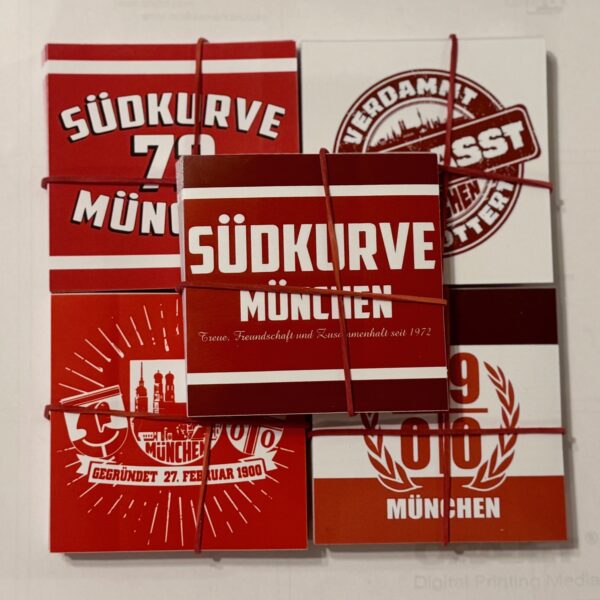 Aufkleber-Set "München" 250 Stück Das Aufkleber-Set München 250 Stück, besteht aus fünf verschiedenen Motiven je 50 Stück und zwar : 50 Aufkleber GEGRÜNDET 27. FEBRUAR 1900, 50 Aufkeber SÜDKURVE-MÜNCHEN TREUE, FREUNDSCHAFT UND ZUSAMMENHALT 50 Aufkleber MÜNCHEN VERDAMMT-VERHASST-VERGÖTTERT, 50 Aufkleber MUC 50 Aufkeber SÜDKURVE 72 Qualität: outdoor, mit Hochglanz-UV-Lack, witterungsbeständig, geschlitzte Rückseite. Maße je Aufkleber 7,5 x 7,5 cm. Hinweis: Es ist nicht überall erlaubt Aufkleber anzubringen, informiert Euch zu diesem Thema.
