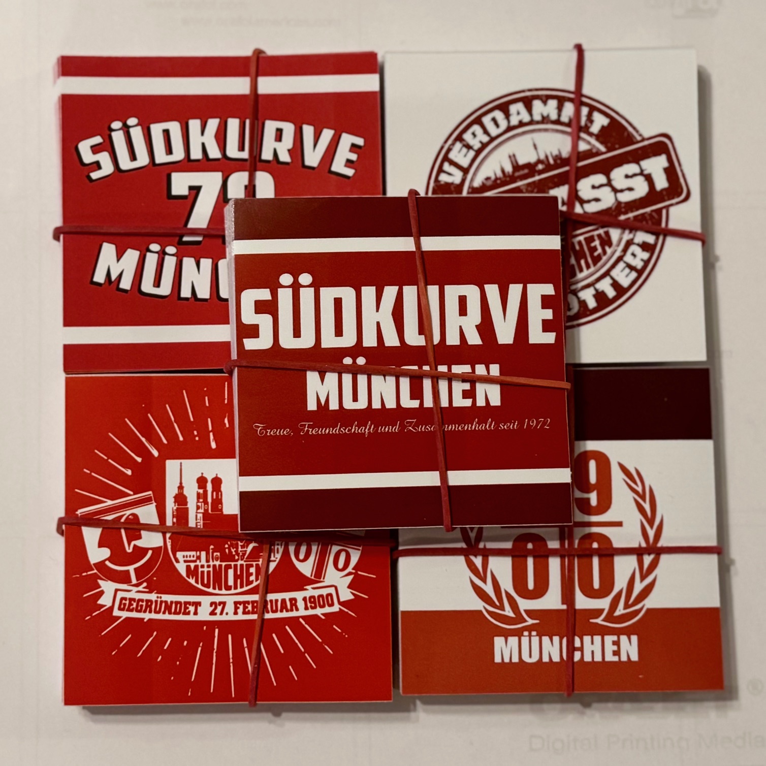 Aufkleber-Set "München" 250 Stück Das Aufkleber-Set München 250 Stück, besteht aus fünf verschiedenen Motiven je 50 Stück und zwar : 50 Aufkleber GEGRÜNDET 27. FEBRUAR 1900, 50 Aufkeber SÜDKURVE-MÜNCHEN TREUE, FREUNDSCHAFT UND ZUSAMMENHALT 50 Aufkleber MÜNCHEN VERDAMMT-VERHASST-VERGÖTTERT, 50 Aufkleber MUC 50 Aufkeber SÜDKURVE 72 Qualität: outdoor, mit Hochglanz-UV-Lack, witterungsbeständig, geschlitzte Rückseite. Maße je Aufkleber 7,5 x 7,5 cm. Hinweis: Es ist nicht überall erlaubt Aufkleber anzubringen, informiert Euch zu diesem Thema.