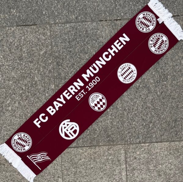 FC Bayern München Schal "Retro" Material: 100% Polyester Größe: 140 x 16 cm Der FC Bayern München Polyschal “Retro” war bisher nur an unserem Fanshop im U-Bahnhof Fröttmaning bei Heimspielen des FC Bayern München erhältlich. Ab jetzt gibt es diesen Schal für Euch auch in unserem Online-Shop. Wenn Ihr diesen Schal bestellen solltet, haltet ihn (sowie auch Eure anderen roten Fanartikel) immer in Ehren! Dieser Schal ist mit viel Leidenschaft und Herzblut von unserem Fan-Point Team entworfen worden und hält von seiner Qualität her ewig. Einige von uns sind schon seit 1972 oder länger dabei, andere noch nicht so lange, oder manche erst relativ neu, aber alle sind rot bis unters Dach. Die ersten eigenen Fanartikel stellten wir damals im Olympiastadion her und 1994 haben wir dann unseren ersten Verkaufsstand am Oly gehabt. Für uns gilt es also wirklich “rot und weiss – ein Leben lang”. Wir versuchen ständig zusammen mit unseren Produzenten die Qualität und die Designs zu verbessern. Das herstellen von rot-weissen Fanartikeln für uns nicht einfach ein Beruf, “nein” es ist eine Berufung und unsere größte Freude ist, wenn sie Euch gefallen. #FC Bayern München Schal "Retro"