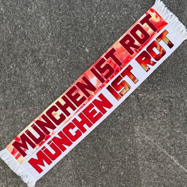 Schal "MÜNCHEN IST ROT" Material: 100% Polyester Größe: 140 x 16 cm Der Polyschal “MÜNCHEN IST ROT” war bisher nur an unserem Fanshop im U-Bahnhof Fröttmaning bei Heimspielen des FC Bayern München erhältlich. Ab jetzt gibt es diesen Schal für Euch auch in unserem Online-Shop. Wenn Ihr diesen Schal bestellen solltet, haltet ihn (sowie auch Eure anderen roten Fanartikel) immer in Ehren! Dieser Schal ist mit viel Leidenschaft und Herzblut von unserem Fan-Point Team entworfen worden und hält von seiner Qualität her ewig. Einige von uns sind schon seit 1972 oder länger dabei, andere noch nicht so lange, oder manche erst relativ neu, aber alle sind rot bis unters Dach. Die ersten eigenen Fanartikel stellten wir damals im Olympiastadion her und 1994 haben wir dann unseren ersten Verkaufsstand am Oly gehabt. Für uns gilt es also wirklich “rot und weiss – ein Leben lang”. Wir versuchen ständig zusammen mit unseren Produzenten die Qualität und die Designs zu verbessern. Das herstellen von rot-weissen Fanartikeln für uns nicht einfach ein Beruf, “nein” es ist eine Berufung und unsere größte Freude ist, wenn sie Euch gefallen.