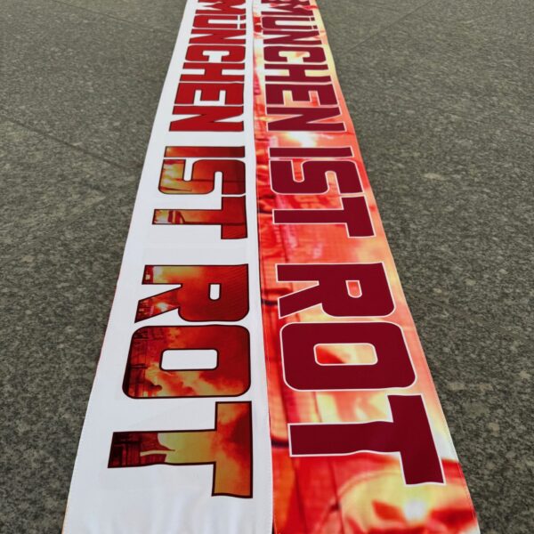 Schal "MÜNCHEN IST ROT" Material: 100% Polyester Größe: 140 x 16 cm Der Polyschal “MÜNCHEN IST ROT” war bisher nur an unserem Fanshop im U-Bahnhof Fröttmaning bei Heimspielen des FC Bayern München erhältlich. Ab jetzt gibt es diesen Schal für Euch auch in unserem Online-Shop. Wenn Ihr diesen Schal bestellen solltet, haltet ihn (sowie auch Eure anderen roten Fanartikel) immer in Ehren! Dieser Schal ist mit viel Leidenschaft und Herzblut von unserem Fan-Point Team entworfen worden und hält von seiner Qualität her ewig. Einige von uns sind schon seit 1972 oder länger dabei, andere noch nicht so lange, oder manche erst relativ neu, aber alle sind rot bis unters Dach. Die ersten eigenen Fanartikel stellten wir damals im Olympiastadion her und 1994 haben wir dann unseren ersten Verkaufsstand am Oly gehabt. Für uns gilt es also wirklich “rot und weiss – ein Leben lang”. Wir versuchen ständig zusammen mit unseren Produzenten die Qualität und die Designs zu verbessern. Das herstellen von rot-weissen Fanartikeln für uns nicht einfach ein Beruf, “nein” es ist eine Berufung und unsere größte Freude ist, wenn sie Euch gefallen. Material: 100% Polyester Größe: 140 x 16 cm