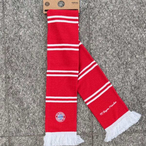 Material: 100% Polyacryl Größe: 140 x 16 cm Art: Gewebt mit Bestickung Der FC Bayern Schal "Stadionkollektion" mit Stickerei war bisher nur an unserem Fanshop im U-Bahnhof Fröttmaning bei Heimspielen des FC Bayern München erhältlich. Ab jetzt gibt es diesen Schal für Euch auch in unserem Online-Shop. Wenn Ihr diesen Schal bestellen solltet, haltet ihn (sowie auch Eure anderen roten Fanartikel) immer in Ehren! Dieser Schal ist mit viel Leidenschaft und Herzblut von unserem Fan-Point Team entworfen worden und hält von seiner Qualität her ewig. Einige von uns sind schon seit 1972 oder länger dabei, andere noch nicht so lange, oder manche erst relativ neu, aber alle sind rot bis unters Dach. Die ersten eigenen Fanartikel stellten wir damals im Olympiastadion her und 1994 haben wir dann unseren ersten Verkaufsstand am Oly gehabt. Für uns gilt es also wirklich “rot und weiss – ein Leben lang”. Wir versuchen ständig zusammen mit unseren Produzenten die Qualität und die Designs zu verbessern. Das herstellen von rot-weissen Fanartikeln für uns nicht einfach ein Beruf, “nein” es ist eine Berufung und unsere größte Freude ist, wenn sie Euch gefallen.