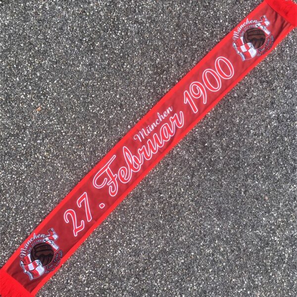 Schal "27. Februar 1900" Der bedruckte Poly-Schal "27.Februar 1900” war bisher nur an unserem Fanshop im U-Bahnhof Fröttmaning bei Heimspielen des FC Bayern München erhältlich. Ab jetzt gibt es diesen Schal für Euch auch in unserem Online-Shop. Wenn Ihr diesen Schal bestellen solltet, haltet ihn (sowie auch Eure anderen roten Fanartikel) immer in Ehren! Dieser Schal ist mit viel Leidenschaft und Herzblut von unserem Fan-Point Team entworfen worden und hält von seiner Qualität her ewig. Einige von uns sind schon seit 1972 oder länger dabei, andere noch nicht so lange, oder manche erst relativ neu, aber alle sind rot bis unters Dach. Die ersten eigenen Fanartikel stellten wir damals im Olympiastadion her und 1994 haben wir dann unseren ersten Verkaufsstand am Oly gehabt. Für uns gilt es also wirklich “rot und weiss – ein Leben lang”. Wir versuchen ständig zusammen mit unseren Produzenten die Qualität und die Designs zu verbessern. Das herstellen von rot-weissen Fanartikeln für uns nicht einfach ein Beruf, “nein” es ist eine Berufung und unsere größte Freude ist, wenn sie Euch gefallen. Material: 100% Polyester Größe: 140 x 16 cm # Schal "27.Februar 1900”