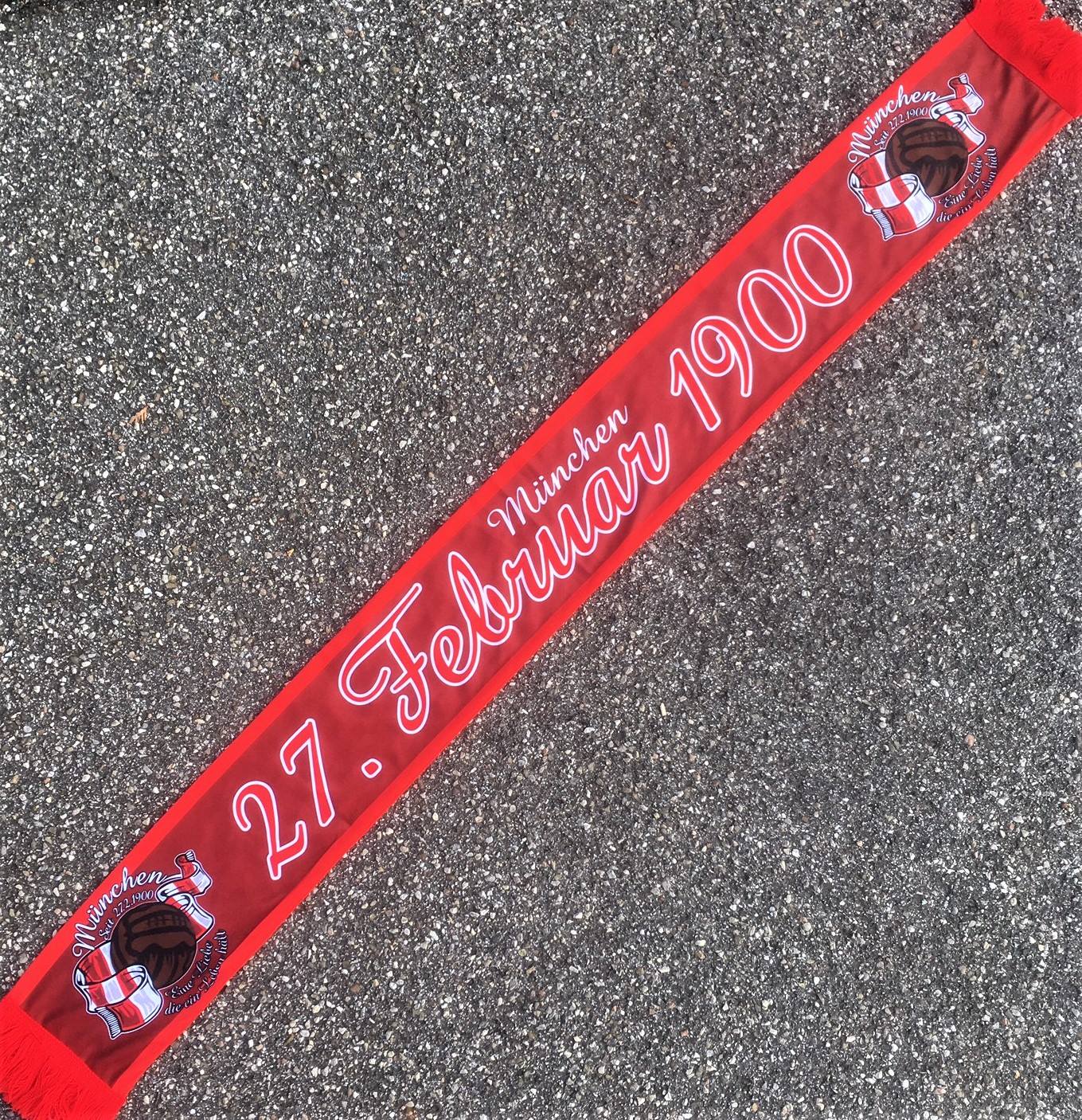 Schal "27. Februar 1900" Der bedruckte Poly-Schal "27.Februar 1900” war bisher nur an unserem Fanshop im U-Bahnhof Fröttmaning bei Heimspielen des FC Bayern München erhältlich. Ab jetzt gibt es diesen Schal für Euch auch in unserem Online-Shop. Wenn Ihr diesen Schal bestellen solltet, haltet ihn (sowie auch Eure anderen roten Fanartikel) immer in Ehren! Dieser Schal ist mit viel Leidenschaft und Herzblut von unserem Fan-Point Team entworfen worden und hält von seiner Qualität her ewig. Einige von uns sind schon seit 1972 oder länger dabei, andere noch nicht so lange, oder manche erst relativ neu, aber alle sind rot bis unters Dach. Die ersten eigenen Fanartikel stellten wir damals im Olympiastadion her und 1994 haben wir dann unseren ersten Verkaufsstand am Oly gehabt. Für uns gilt es also wirklich “rot und weiss – ein Leben lang”. Wir versuchen ständig zusammen mit unseren Produzenten die Qualität und die Designs zu verbessern. Das herstellen von rot-weissen Fanartikeln für uns nicht einfach ein Beruf, “nein” es ist eine Berufung und unsere größte Freude ist, wenn sie Euch gefallen. Material: 100% Polyester Größe: 140 x 16 cm # Schal "27.Februar 1900”
