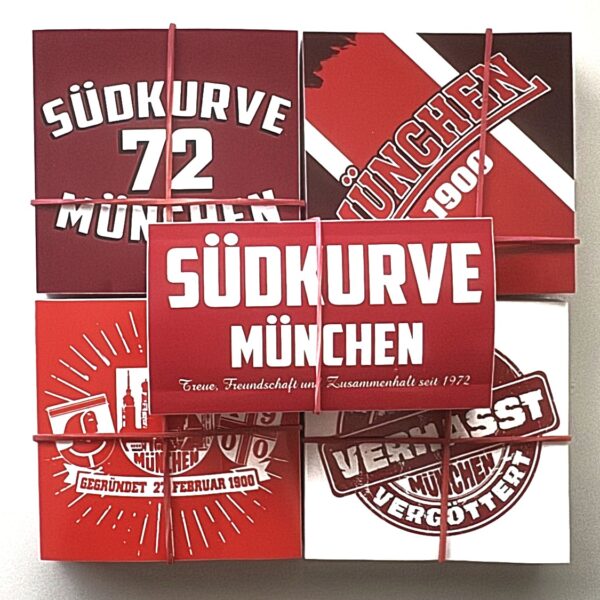 Aufkleber-Set "München" 250 Stück Aufkleber-Set "München" 250 Stück Das Aufkleber-Set München 250 Stück, besteht aus fünf verschiedenen Motiven je 50 Stück und zwar : 50 Aufkleber "GEGRÜNDET 27.FEBRUAR 1900" 7x5 x 7,5 cm 50 Aufkeber "SÜDKURVE 72 Bordeauxrot" 7,5 x 7,5 cm 50 Aufkleber "MÜNCHEN VERDAMMT-VERHASST-VERGÖTTERT" 7,5 x 7,5 cm 50 Aufkleber "1900" 7,5 x 7,5 cm 50 Aufkeber "SÜDKURVE-MÜNCHEN TREUE, FREUNDSCHAFT UND ZUSAMMENHALT SEIT 1972" 5 x 9 cm Qualität: outdoor, mit Hochglanz-UV-Lack, witterungsbeständig, geschlitzte Rückseite. Maße Aufkleber 4 x 50 Stück a 7,5 x 7,5 cm, 1 x 50 Stück a 5 x 9cm Hinweis: Es ist nicht überall erlaubt Aufkleber anzubringen, informiert Euch zu diesem Thema.