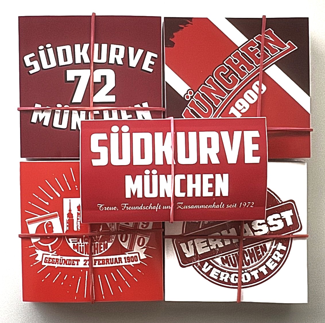Aufkleber-Set "München" 250 Stück Aufkleber-Set "München" 250 Stück Das Aufkleber-Set München 250 Stück, besteht aus fünf verschiedenen Motiven je 50 Stück und zwar : 50 Aufkleber "GEGRÜNDET 27.FEBRUAR 1900" 7x5 x 7,5 cm 50 Aufkeber "SÜDKURVE 72 Bordeauxrot" 7,5 x 7,5 cm 50 Aufkleber "MÜNCHEN VERDAMMT-VERHASST-VERGÖTTERT" 7,5 x 7,5 cm 50 Aufkleber "1900" 7,5 x 7,5 cm 50 Aufkeber "SÜDKURVE-MÜNCHEN TREUE, FREUNDSCHAFT UND ZUSAMMENHALT SEIT 1972" 5 x 9 cm Qualität: outdoor, mit Hochglanz-UV-Lack, witterungsbeständig, geschlitzte Rückseite. Maße Aufkleber 4 x 50 Stück a 7,5 x 7,5 cm, 1 x 50 Stück a 5 x 9cm Hinweis: Es ist nicht überall erlaubt Aufkleber anzubringen, informiert Euch zu diesem Thema.
