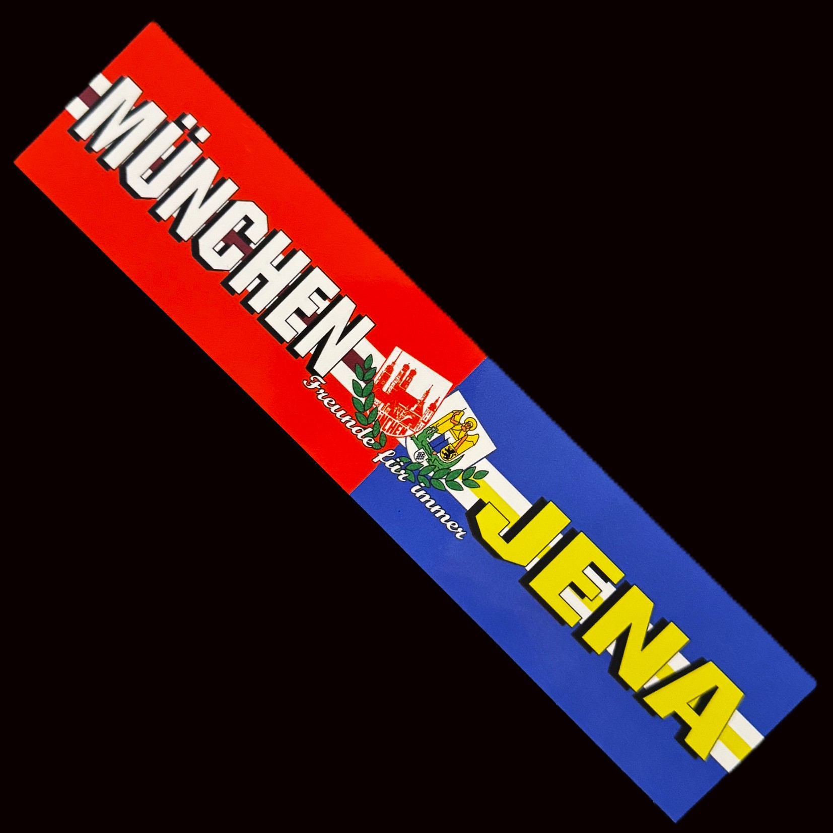 Aufkleber "München - Jena" 50 Stück Aufkleber München - Jena, 50 Stück, im XXL Sonderformat 4,2 x 19,6 cm Qualität: outdoor, mit Hochglanz-UV-Lack, witterungsbeständig, geschlitzte Rückseite. Maße je Aufkleber 4,2 cm x 19,6 cm Hinweis: Es ist nicht überall erlaubt Aufkleber anzubringen, informiert Euch zu diesem Thema.