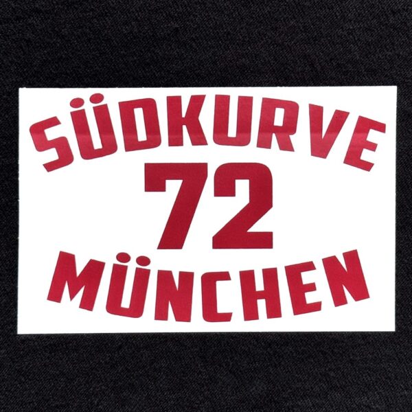 "SKM 72" Südkurve München Aufkleber in weiß, 50 Stück, in praktischen 5,5cm  x 8,5 cm Format. Qualität: outdoor, mit Hochglanz-UV-Lack, witterungsbeständig, geschlitzte Rückseite. Maße je Aufkleber 5,5 cm x 8,5cm Hinweis: Es ist nicht überall erlaubt Aufkleber anzubringen, informiert Euch zu diesem Thema.
