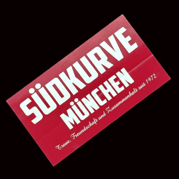 München Aufkleber "Südkurve München Treue Freundschaft und Zusemmenhalt seit 1972" 50 Stück München Aufkleber "Südkurve München Treue, Freundschaft und Zusammenhalt seit 1972" 50 Stück, im praktischen 5 x 9 cm Format. Qualität: outdoor, mit Hochglanz-UV-Lack, witterungsbeständig, geschlitzte Rückseite. Maße je Aufkleber 5cm x 9cm. Hinweis: Es ist nicht überall erlaubt Aufkleber anzubringen, informiert Euch zu diesem Thema.