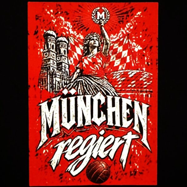 Aufkleber "München regiert" 50 Stück Qualität: outdoor, mit Hochglanz-UV-Lack, witterungsbeständig, geschlitzte Rückseite. Maße je Aufkleber 7,5 cm x 10,5 cm. Hinweis: Es ist nicht überall erlaubt Aufkleber anzubringen, informiert Euch zu diesem Thema.