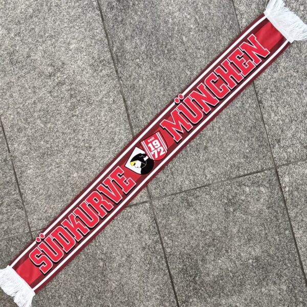 Schal "Südkurve München 1972" Material : 100% Polyester Größe: 140 x 16 cm Dieser Schal war bisher nur an unserem Fanshop im U-Bahnhof Fröttmaning bei Heimspielen des FC Bayern München erhältlich. Ab jetzt gibt es diesen Schal für Euch auch in unserem Online-Shop. Wenn Ihr diesen Schal bestellen solltet, haltet ihn (sowie auch Euere anderen roten Fanartikel) immer in Ehren! Dieser Schal ist mit viel Leidenschaft und Herzblut von unserem Fan-Point Team entworfen worden und hält von seiner Qualität her ewig. Einige von uns sind schon seit 1972 oder länger dabei, andere noch nicht so lange, oder manche erst relativ neu, aber alle sind rot bis unters Dach. Die ersten eigenen Fanartikel stellten wir damals im Olympiastadion her und 1994 haben wir dann unseren ersten Verkaufsstand am Oly gehabt. Für uns gilt es also wirklich „rot und weiss – ein Leben lang“. Wir versuchen ständig zusammen mit unseren Produzenten die Qualität und die Designs zu verbessern. Das herstellen von rot-weissen Fanartikeln für uns nicht einfach ein Beruf, „nein“ es ist eine Berufung und unsere größte Freude ist, wenn sie Euch gefallen.